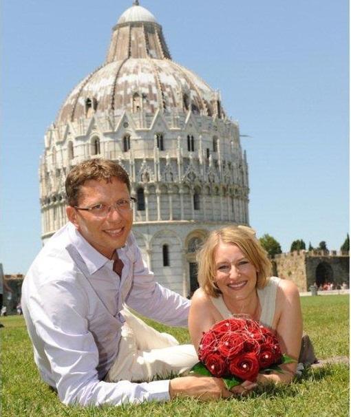 Una coppia di sposi stranieri in piazza dei Miracoli a Pisa