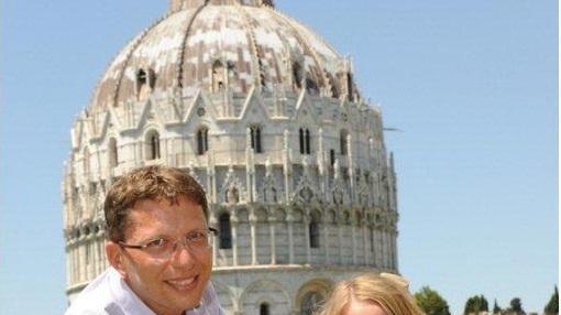 Una coppia di sposi stranieri in piazza dei Miracoli a Pisa