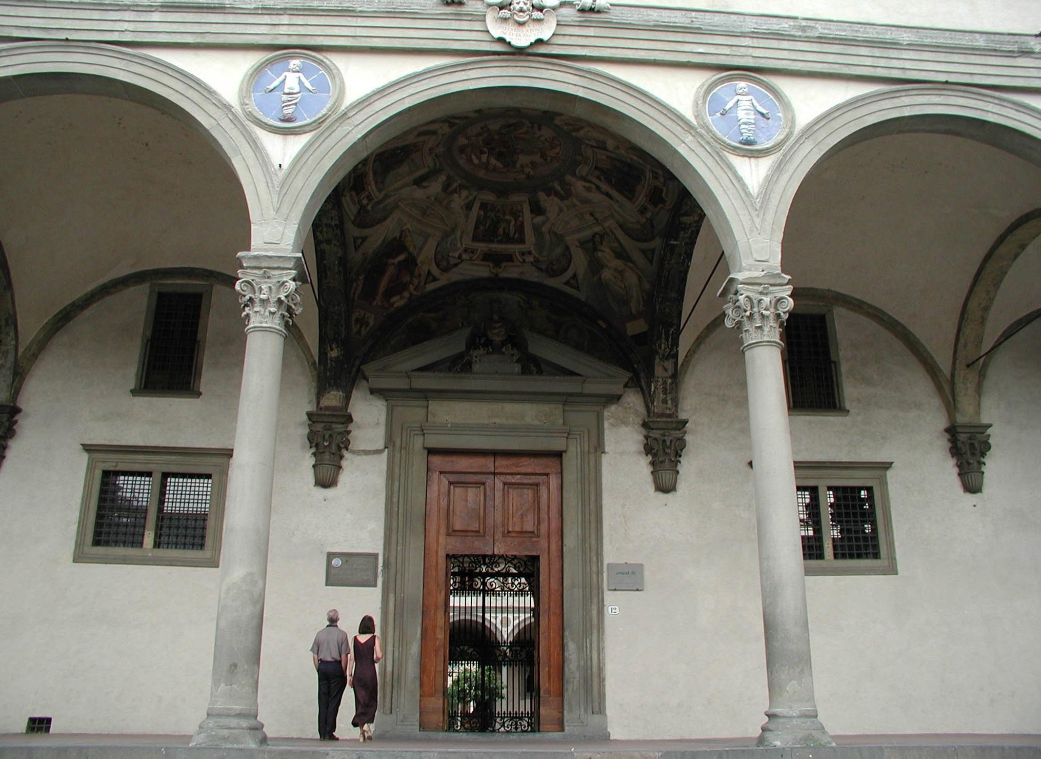 L'esterno dell'Istituto degli Innocenti a Firenze