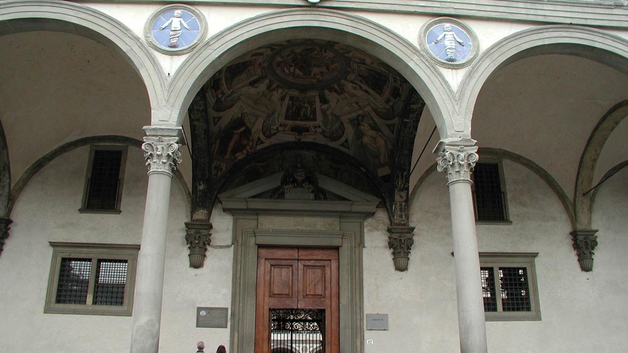 L'esterno dell'Istituto degli Innocenti a Firenze