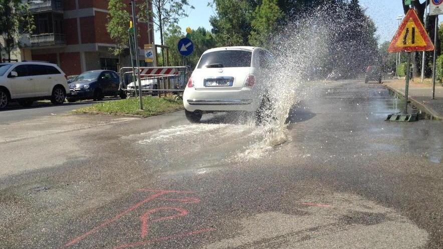 Ricominciano le perdite d’acqua in strada