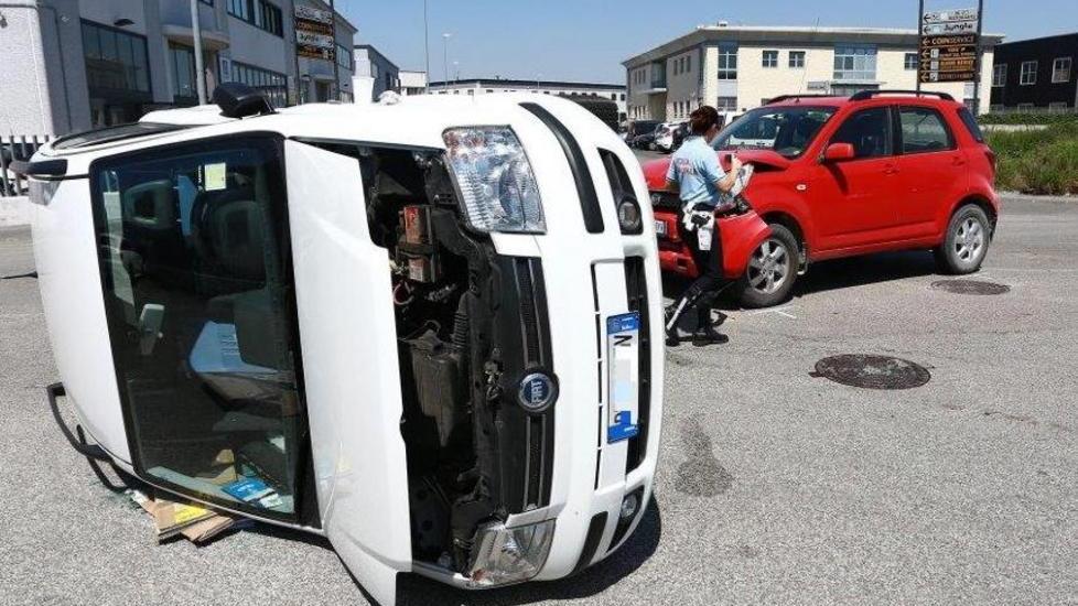 Auto si ribalta dopo lo scontro