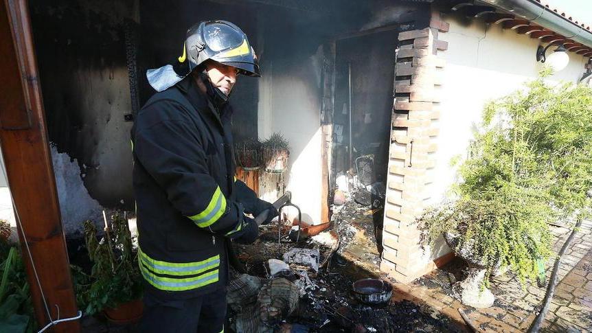 Salvati dai carabinieri tra le fiamme