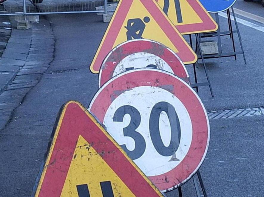 Nuovo asfalto, marciapiedi e limitatori di velocità 