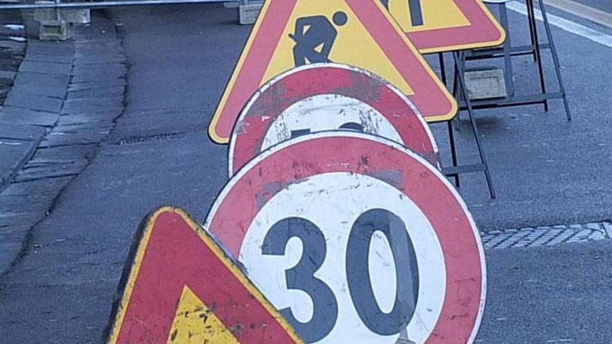 Nuovo asfalto, marciapiedi e limitatori di velocità