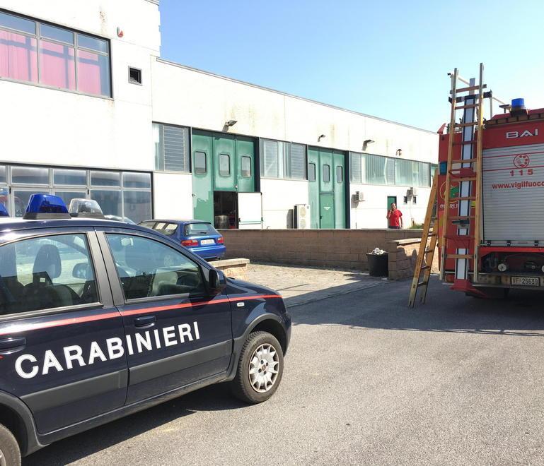Operaio precipita da sei metri e il controsoffitto lo salva 