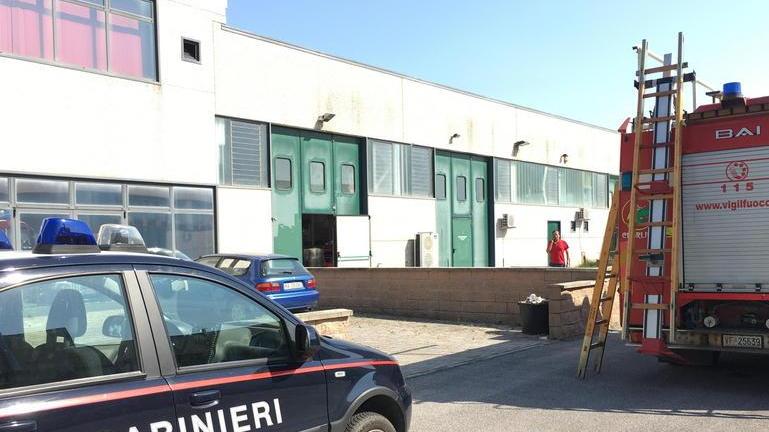 Operaio precipita da sei metri e il controsoffitto lo salva