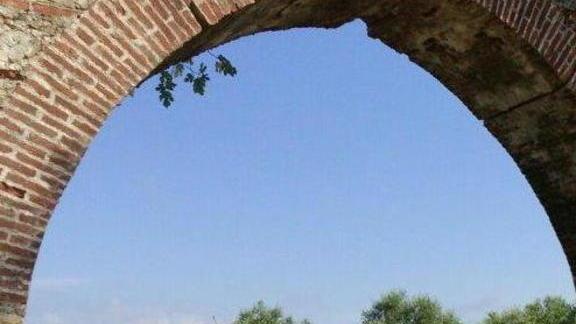 Solo “toppe”, ma gli archi si sbriciolano