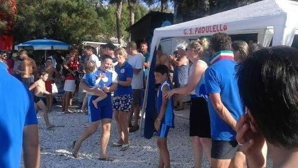Tanta gente in spiaggia per la prova del palio
