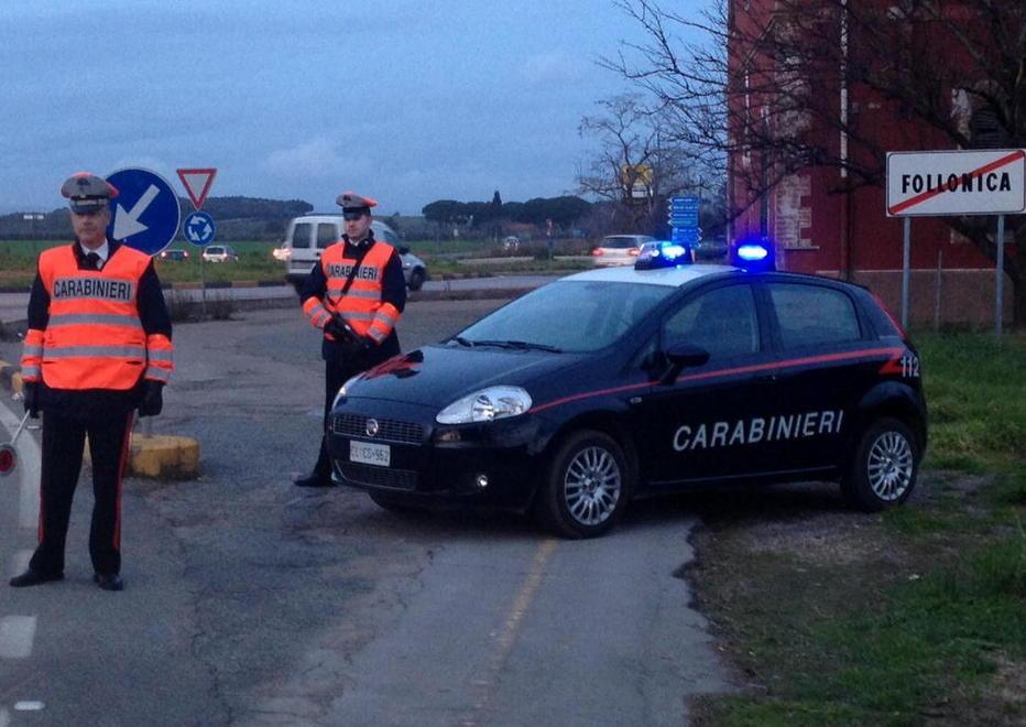 Torna con la moglie e picchia i genitori dell’ex 