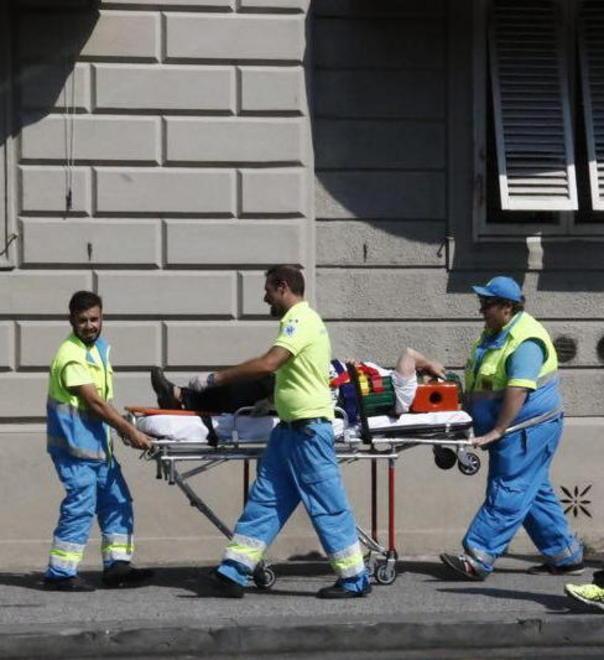 Furgoncino tampona auto e i vigili arrivano in bicicletta 