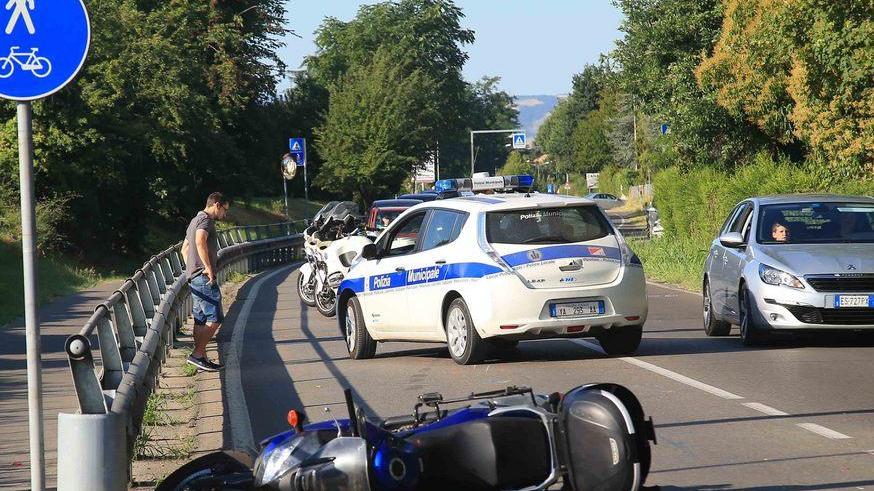Scooter contro auto, 60enne ferito