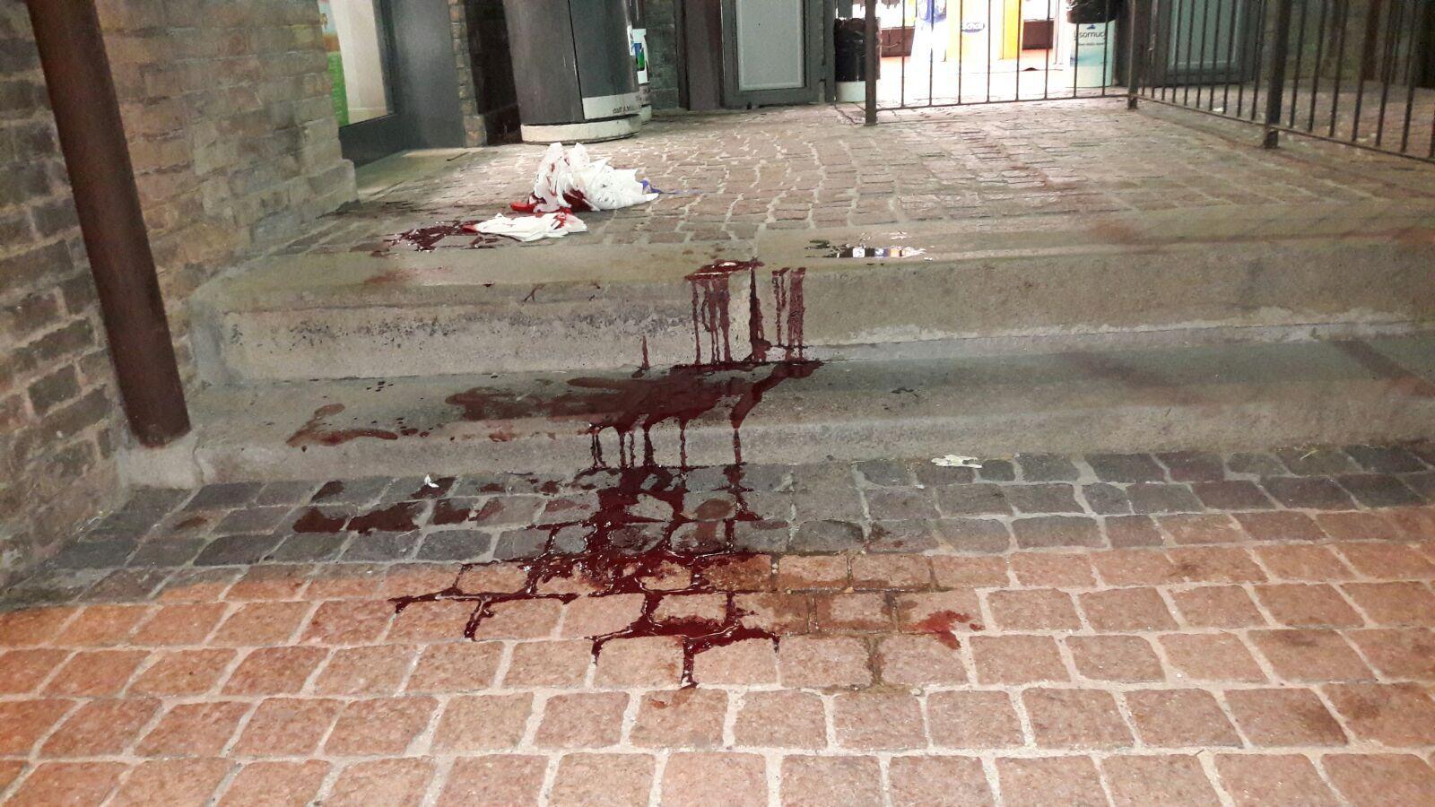 Il sangue davanti alla farcia di corso Porta Mare