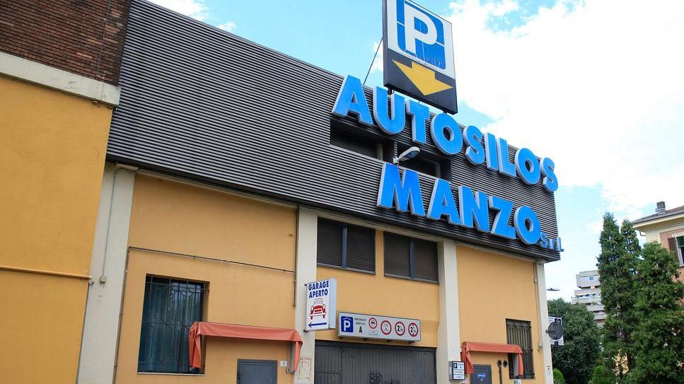 Modena, sfrattato dal “suo” garage ora vive in macchina