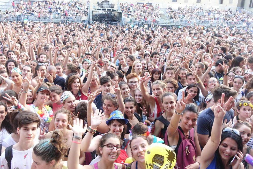 Un pubblico in prevalenza di giovanissimi a un concerto del Pistoia festival