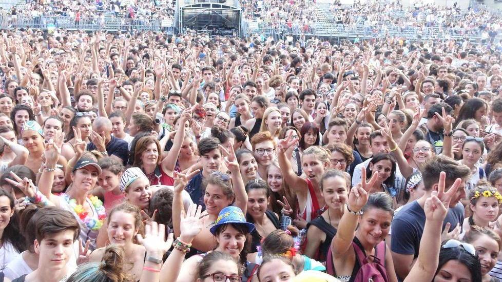 Un pubblico in prevalenza di giovanissimi a un concerto del Pistoia festival