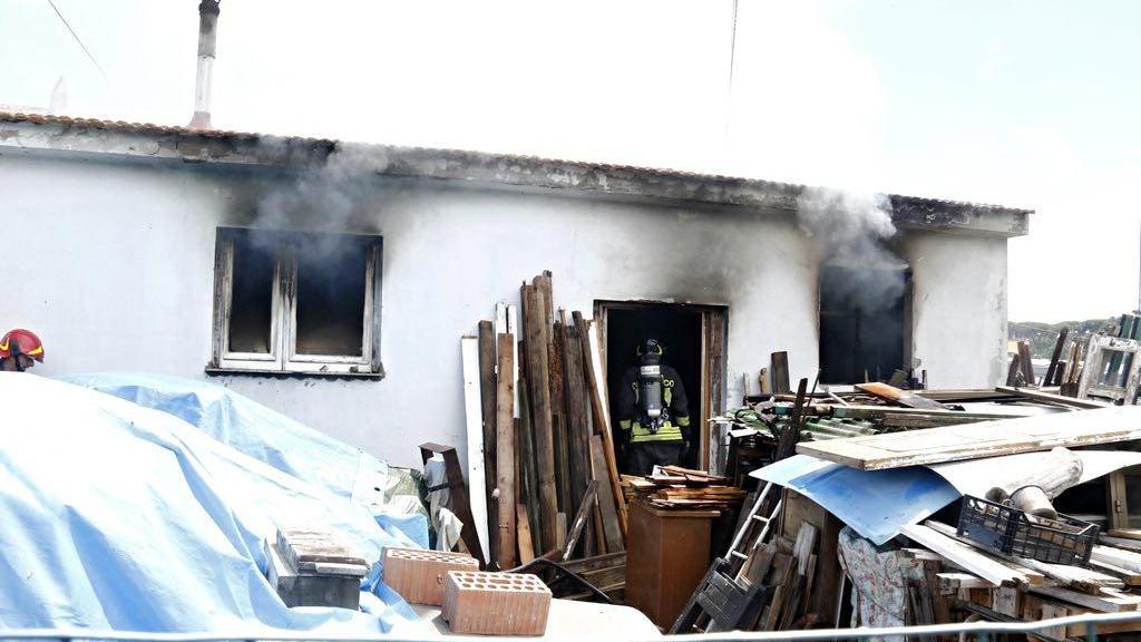 La falegnameria in fiamme (Marzi/Pentafoto)