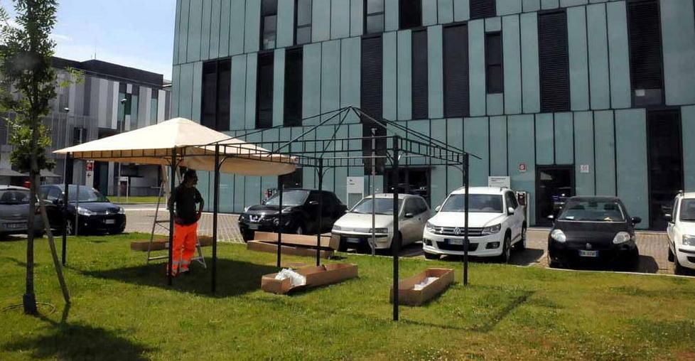 Sala d’attesa piccola e al pronto soccorso spuntano 4 gazebi 