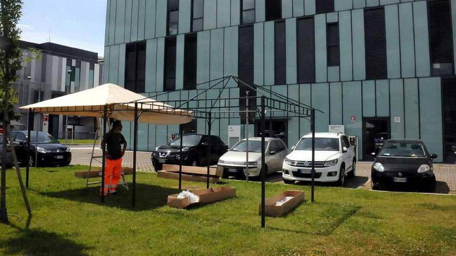 Sala d’attesa piccola e al pronto soccorso spuntano 4 gazebi