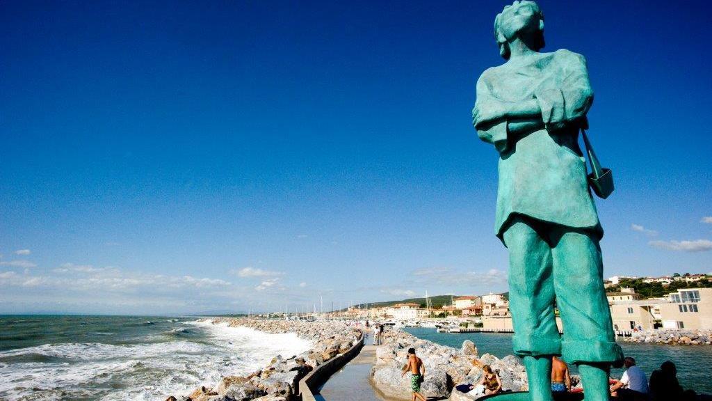 La statua del marinaio nel porto di San Vincenzo raccontata da Talani