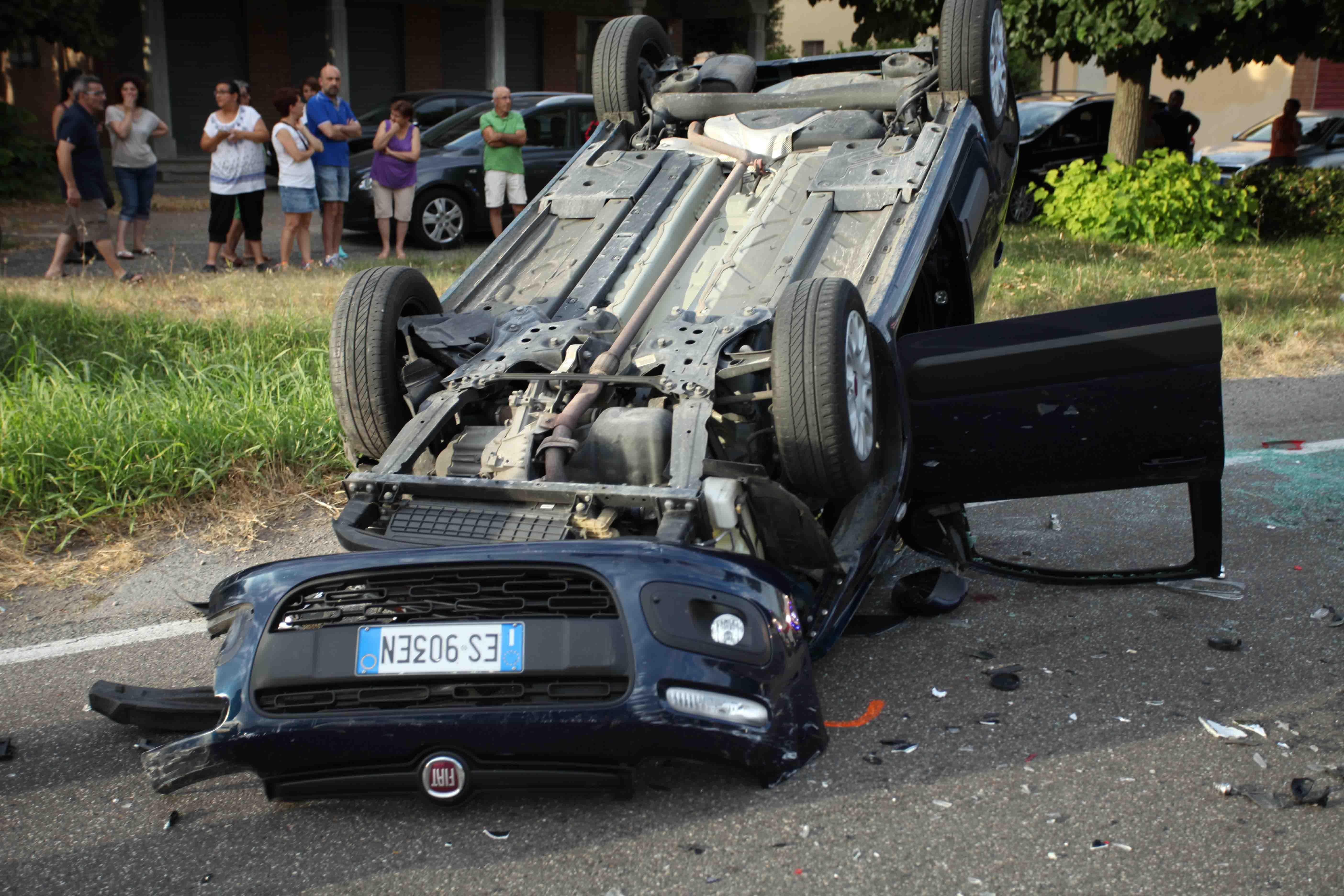 Incidente sulla via Emilia: auto si ribalta, lunghe code 
