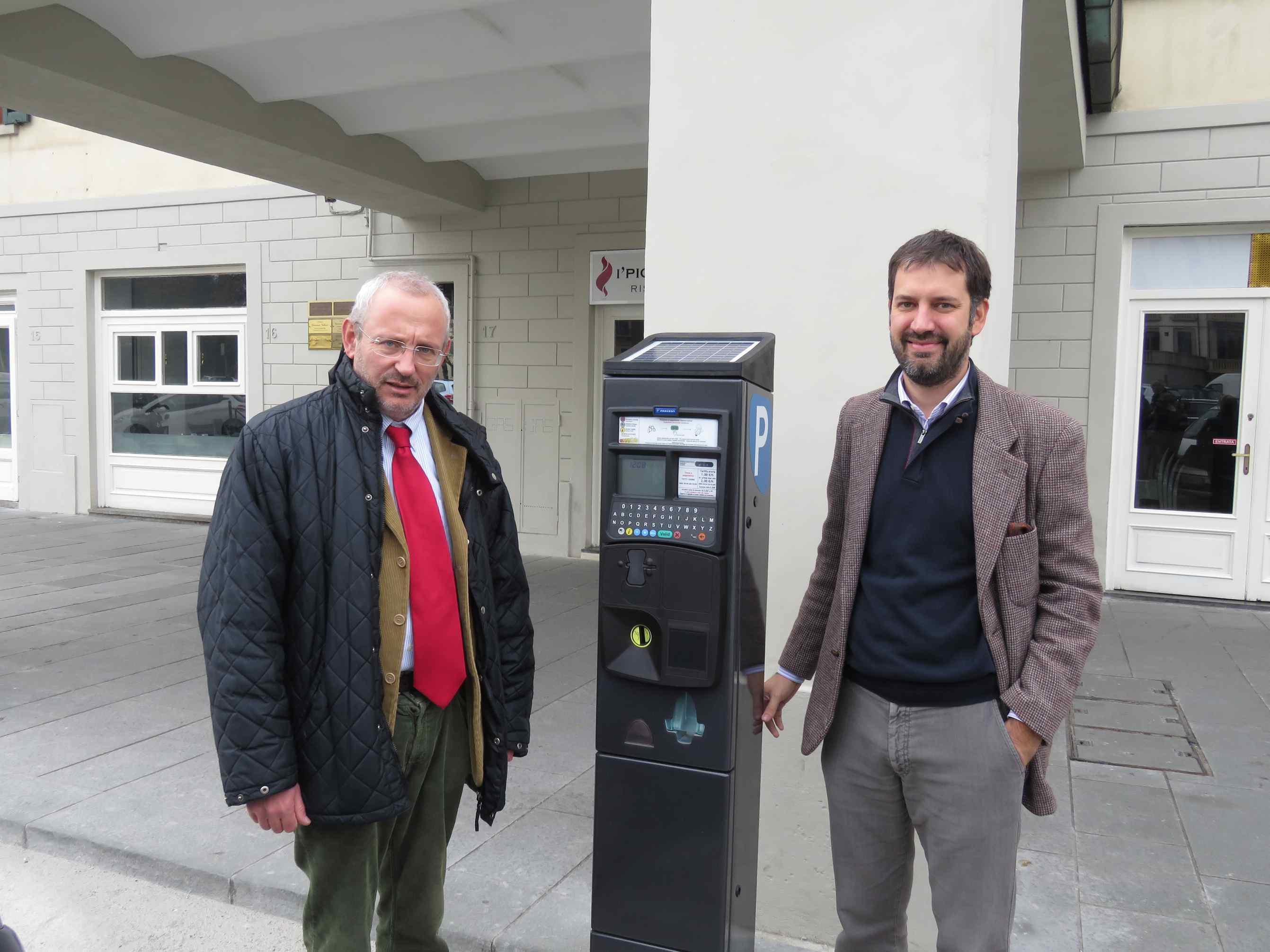 Alessandro Formichella (Sgm) e l'assessore Filippo Alessi alla consegna di nuovi parcometri