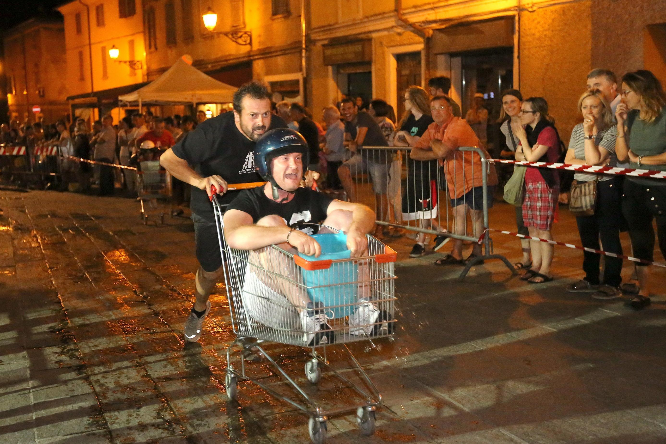 La corsa con i carrelli della spesa in piazza Matteotti