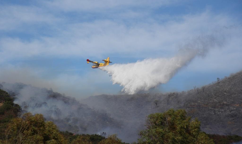 Un Canadair impegnato nello spegnimento dell'incendio doloso appiccato a Villaputzu (foto Bulla)