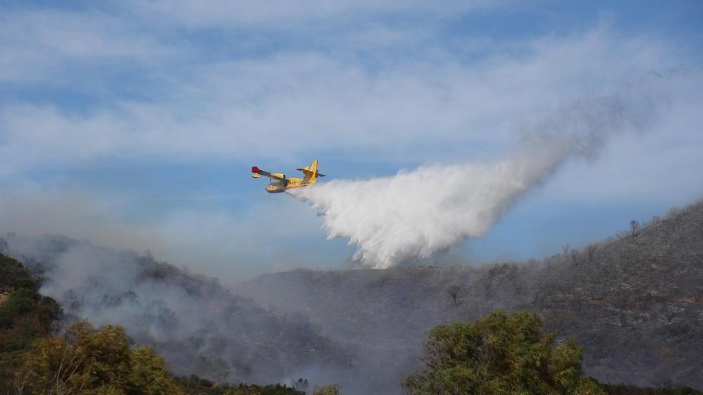Un Canadair impegnato nello spegnimento dell'incendio doloso appiccato a Villaputzu (foto Bulla)