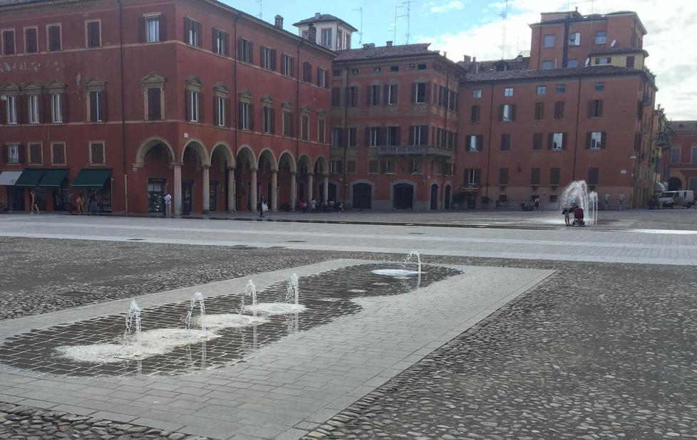 Errori in vasche e fontane di piazza Roma a Modena