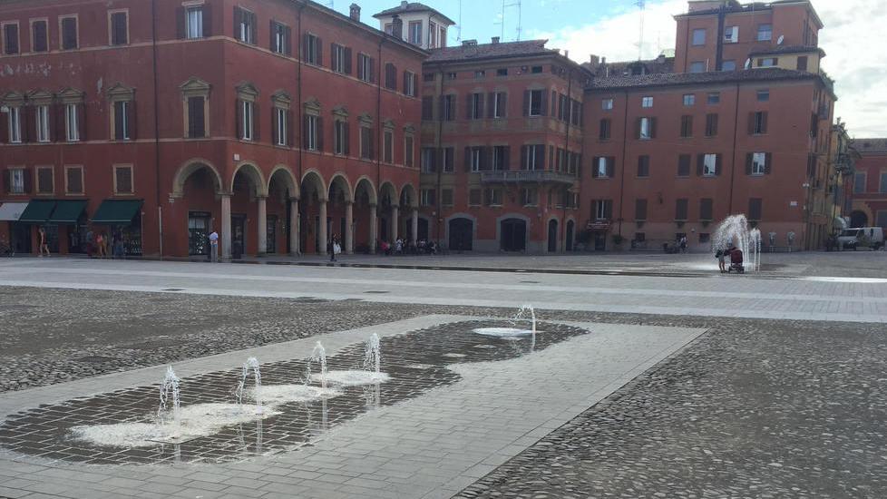 Errori in vasche e fontane di piazza Roma a Modena
