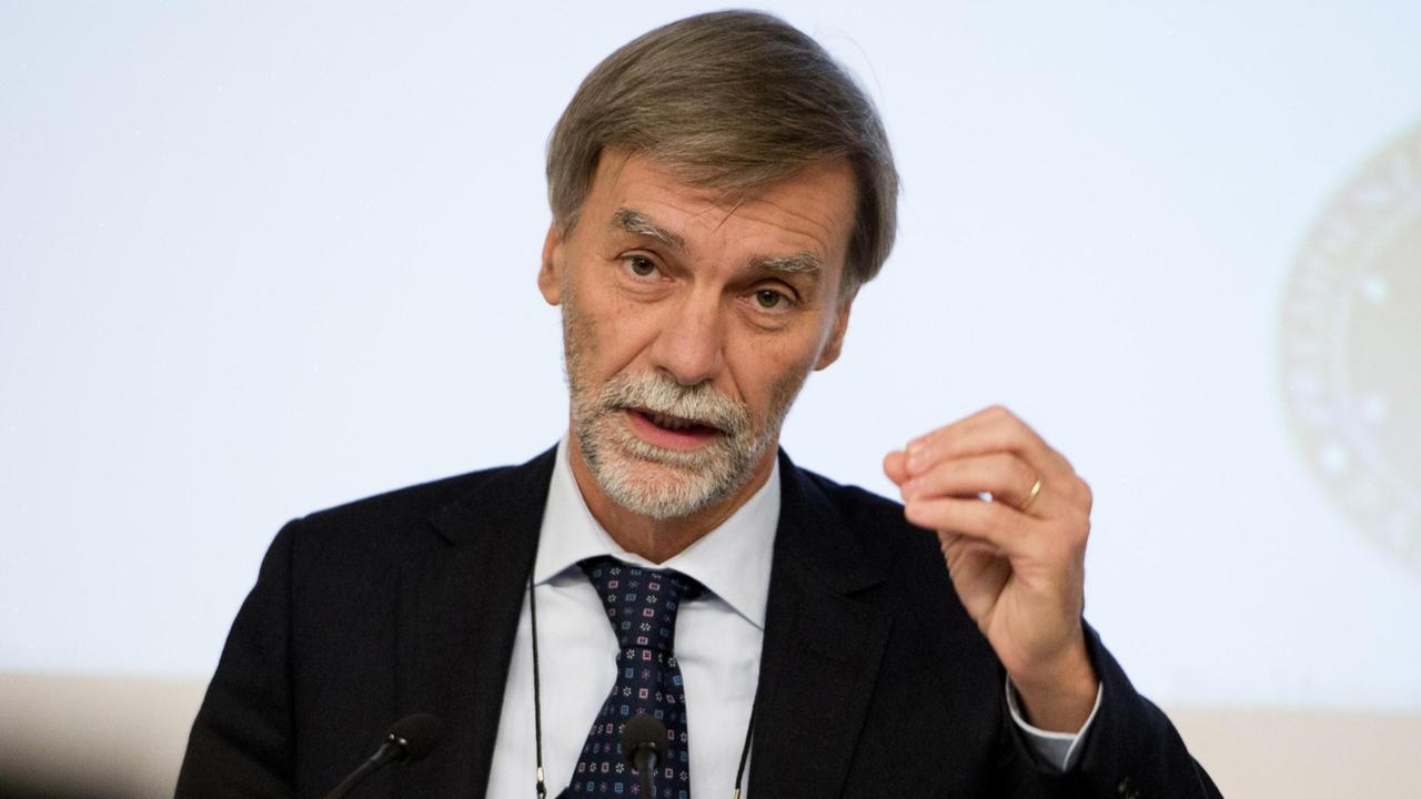 Scontro treni, l'ira di Delrio: "Ora basta bufale"