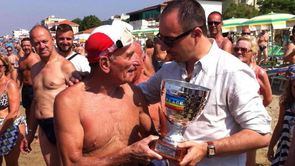 Nicola Mosca nuota 5 chilometri per festeggiare gli 81 anni