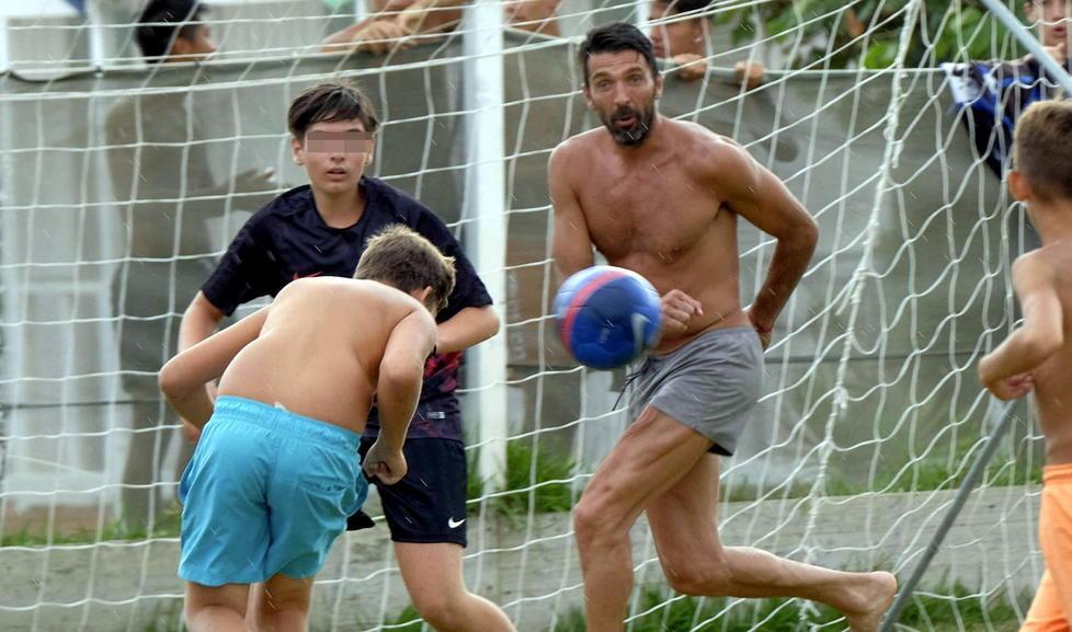 Partita con i bambini per super Gigi Buffon