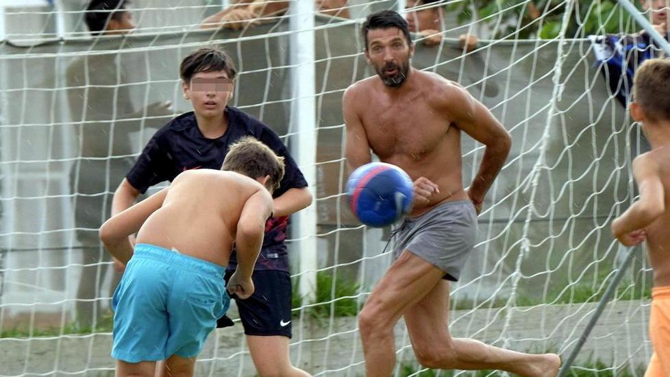 Partita con i bambini per super Gigi Buffon