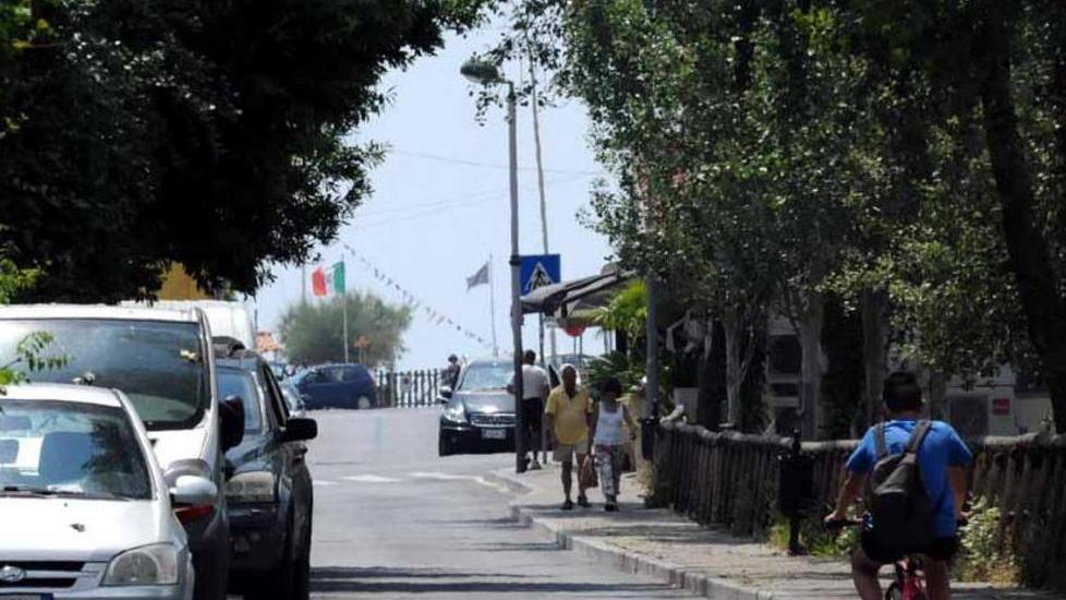 A passeggio a Marina con il fucile da caccia
