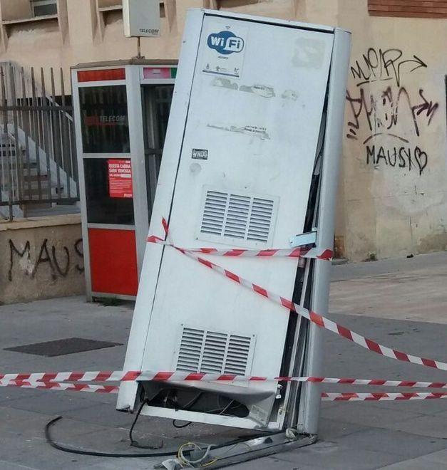 In auto danneggia il totem del wi-fi e poi scappa via