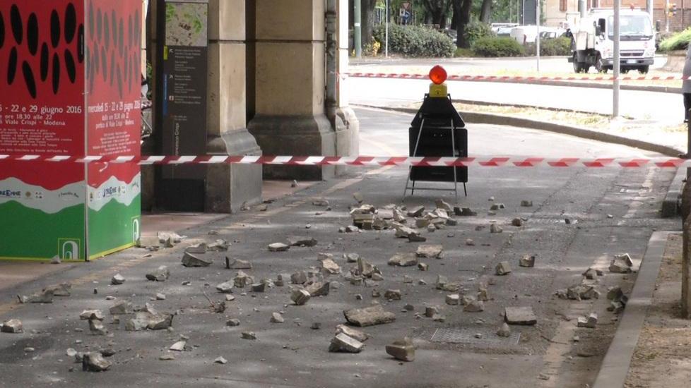 Piovono calcinacci sulla ciclabile di viale Crispi