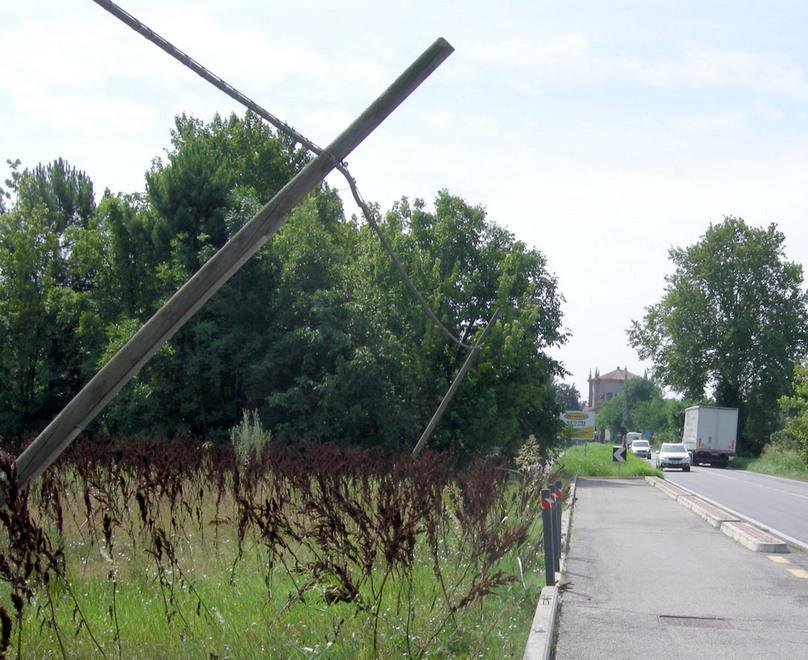 Due pali Telecom pericolanti sulla ciclabile della Celletta 