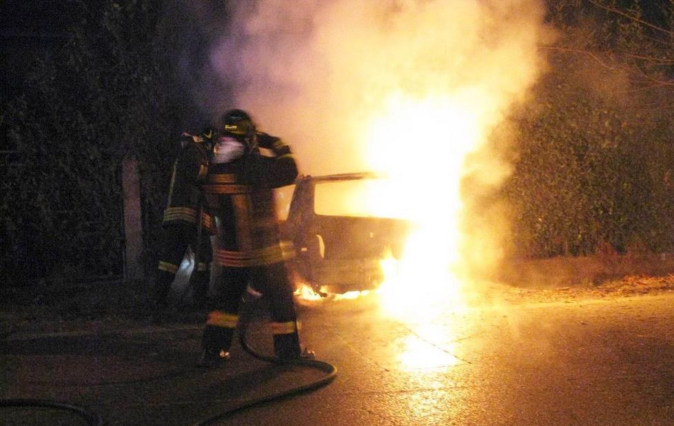 Auto a fuoco nella notte a Fabbrico 