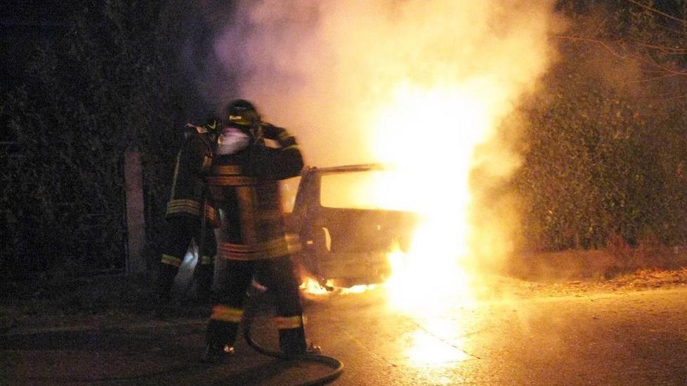 Auto a fuoco nella notte a Fabbrico