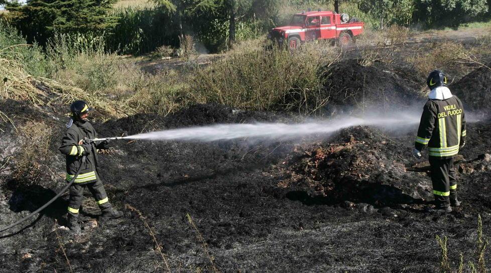 Vasto incendio di sterpaglie tra Gavassa e Massenzatico