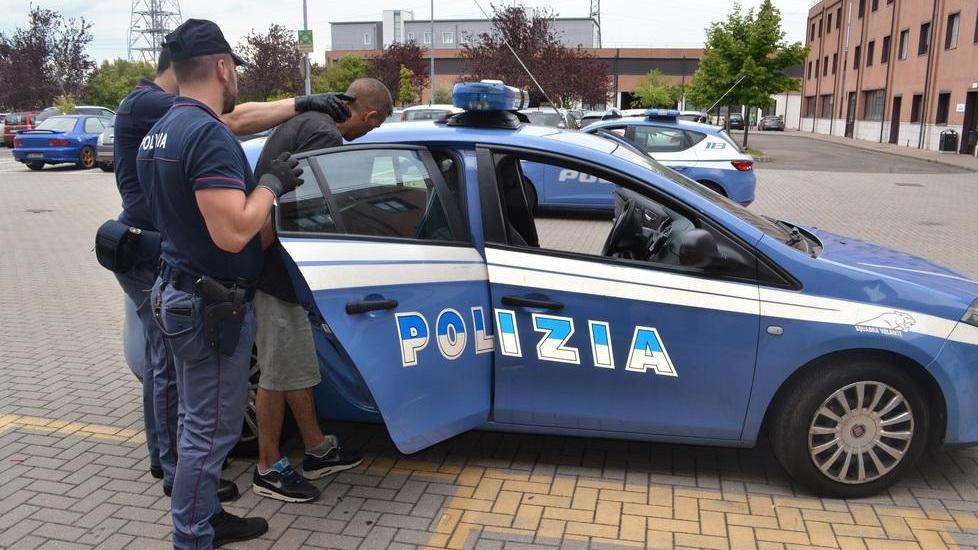 Esce dal carcere e violenta una ragazza