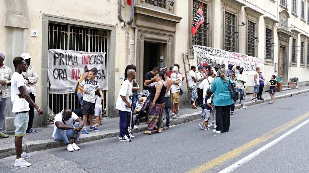 L'edificio occupato dai senza casa in via Borra (Marzi Pentafoto)