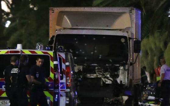 Attacco terroristico a Nizza, camion sulla folla e spari: 84 morti