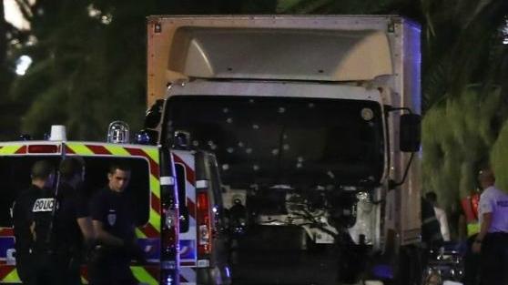 Attacco terroristico a Nizza, camion sulla folla e spari: 84 morti
