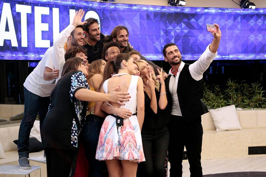 Selfie col cellulare: il medico sassarese Giovanni Angiolini immortala il gruppo del Grande Fratello
