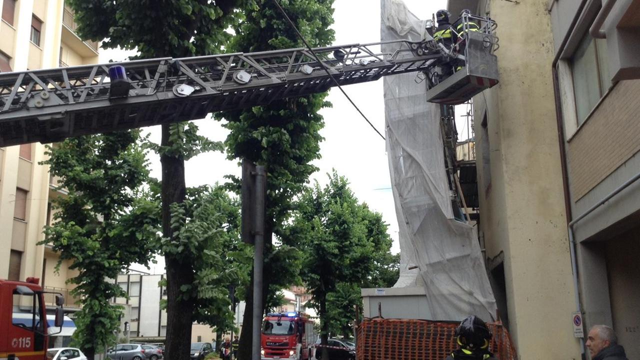 Vigili del fuoco all'opera per l'impalcatura caduta in viale Montegrappa (foto Batavia)