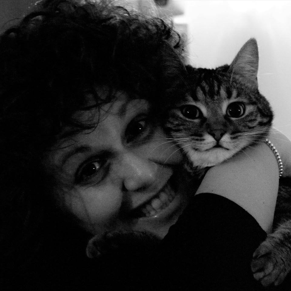 Francesca Molino col suo gatto in una foto del profilo Facebook