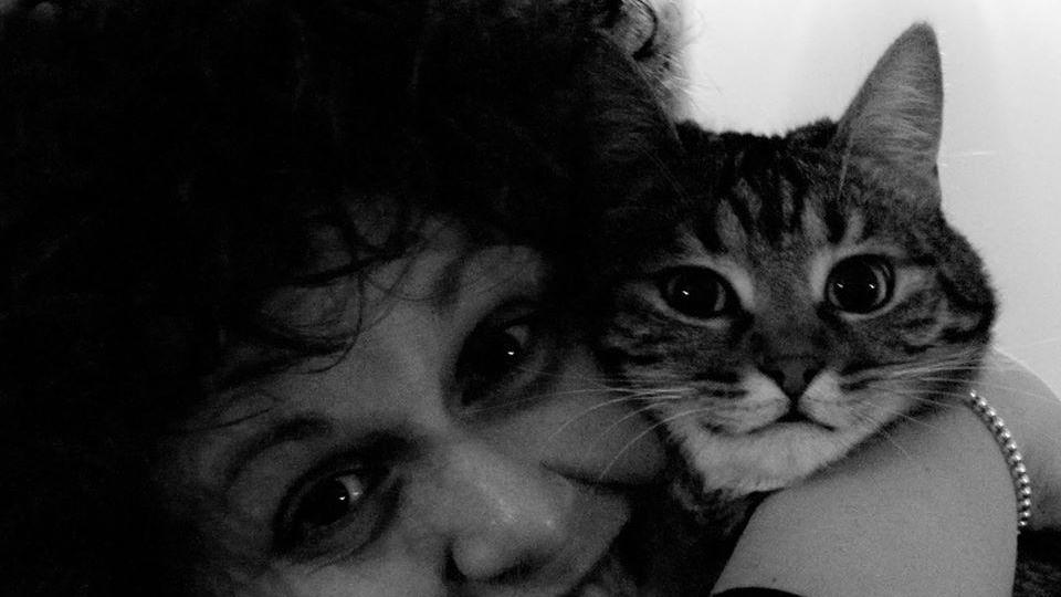Francesca Molino col suo gatto in una foto del profilo Facebook